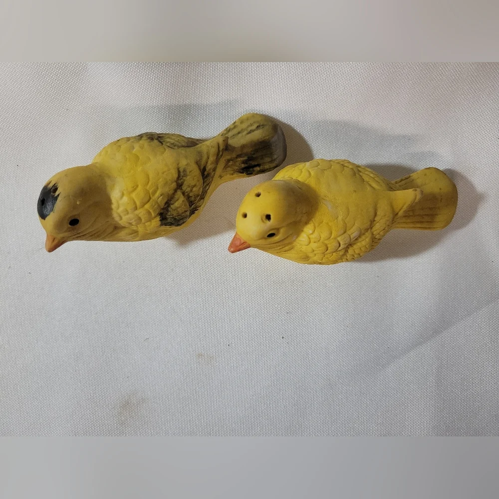 Vintage Yellow Bird Salt and Peppers Shakers (108)